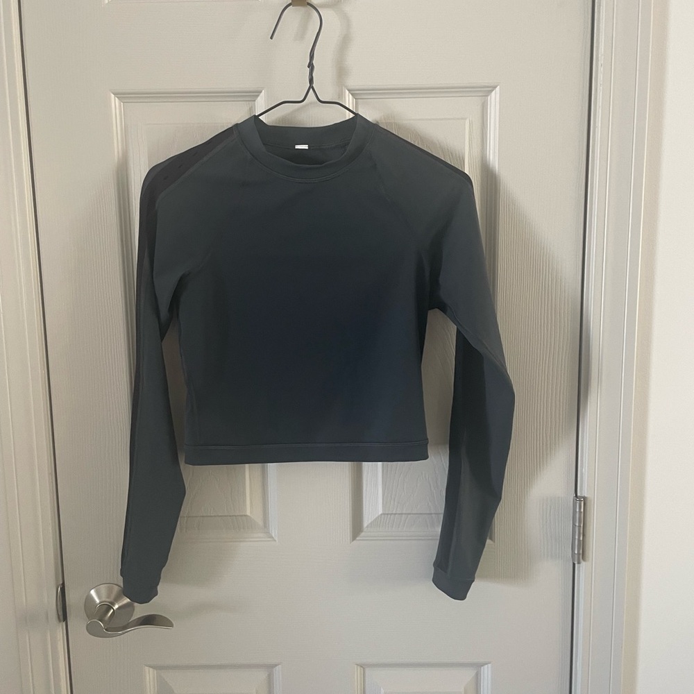 Lulu lemon crop long sleeved top.